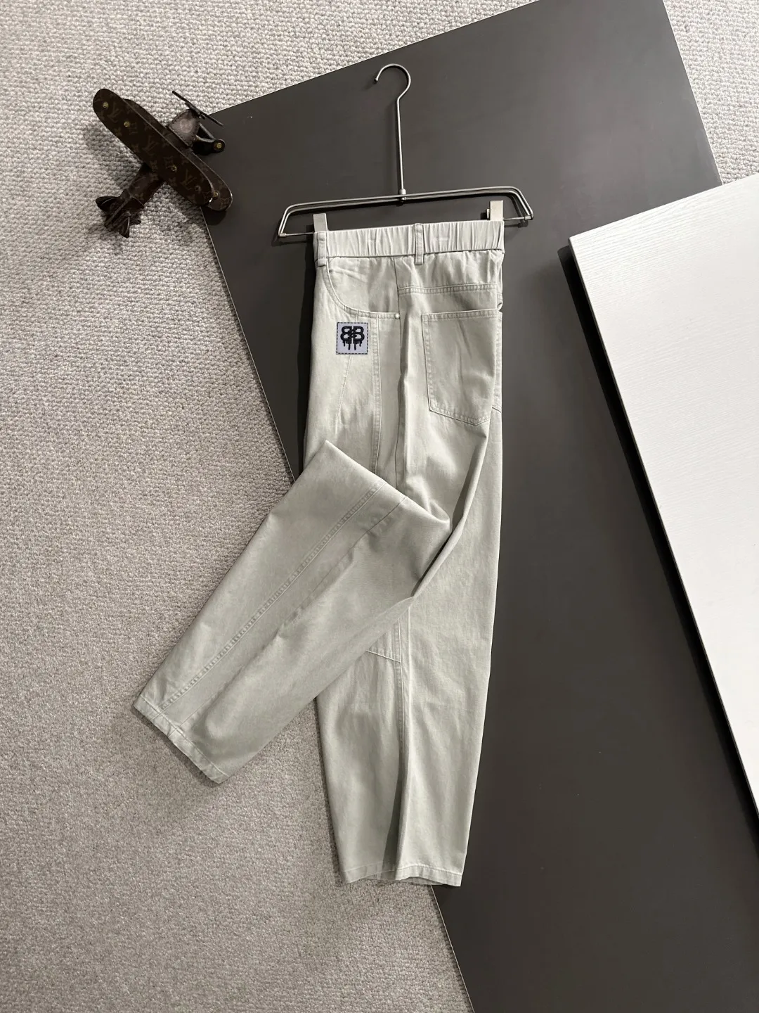 The next day shipped P195 Balenciaga 2026 summer New Arrival elastic casual pants, counter custom fabric Breathable high comfort, impeccable details, brand elements design concept, reflecting high quality. The hand feels delicate and soft! Casual cuts and awesome upper body! Sizes: S-3XL